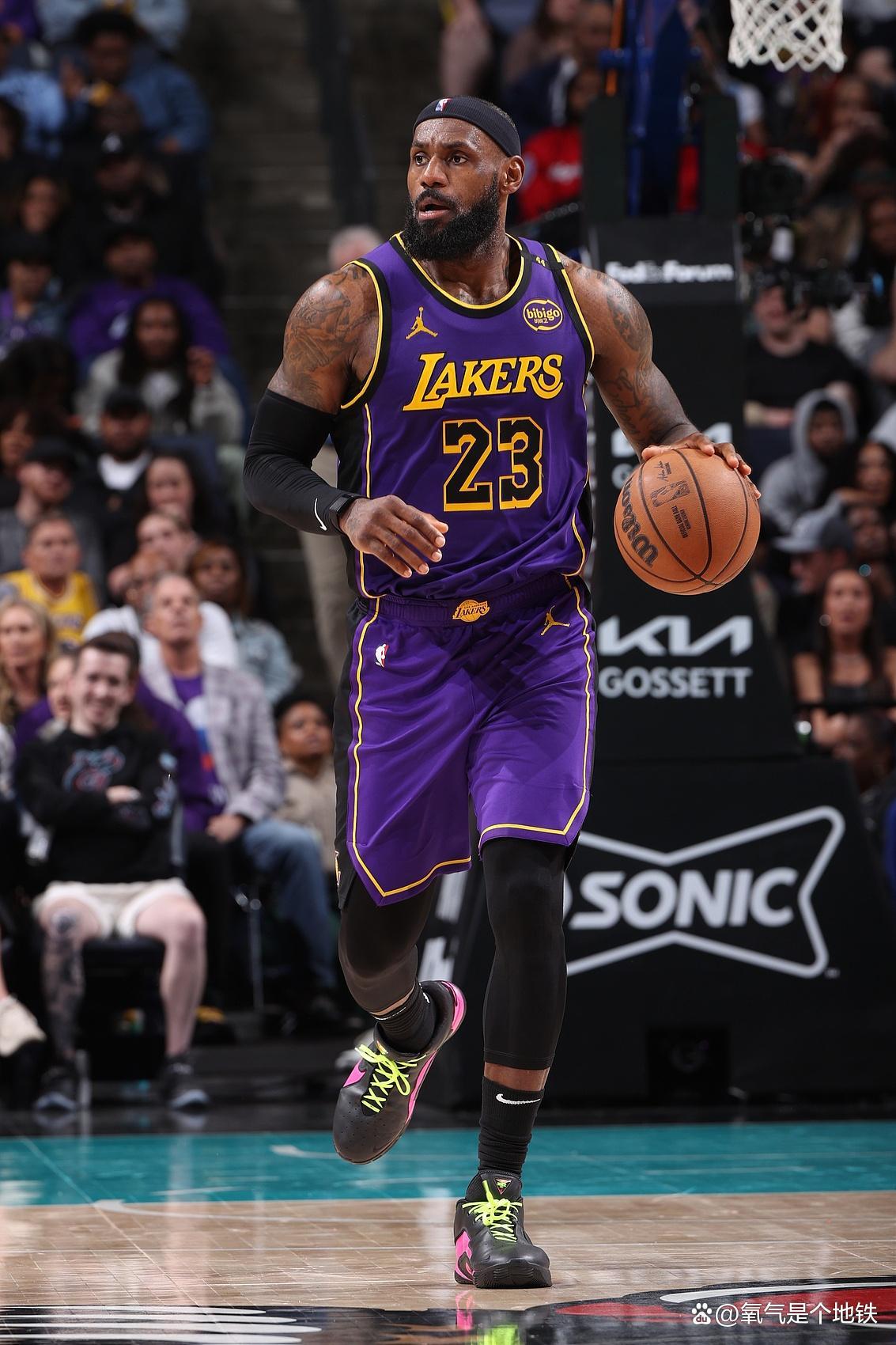 九游游戏大厅关于詹姆斯重返赛场，险胜首场状态出色，篮网观众沸腾！上演精彩一战的信息